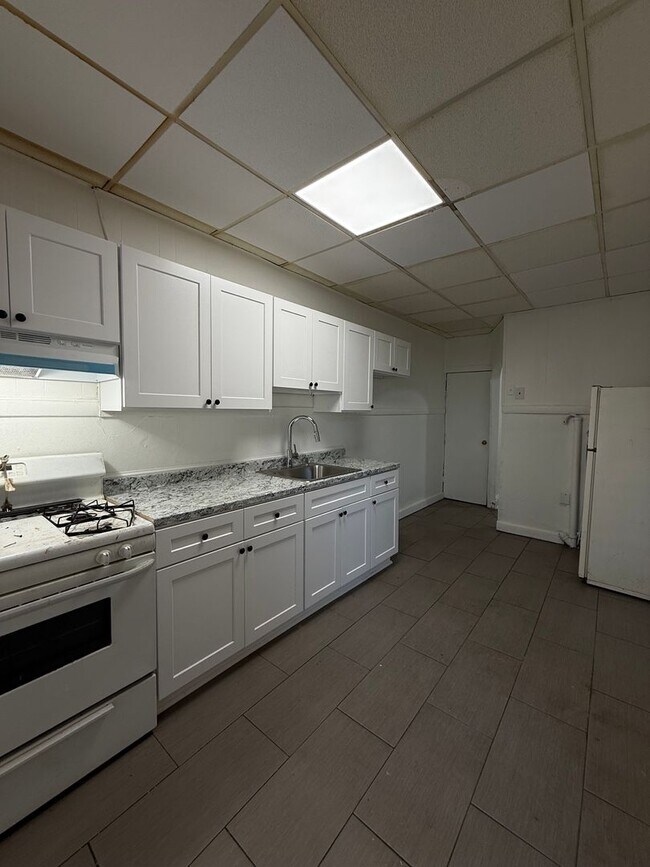 Building Photo - Large Home for family