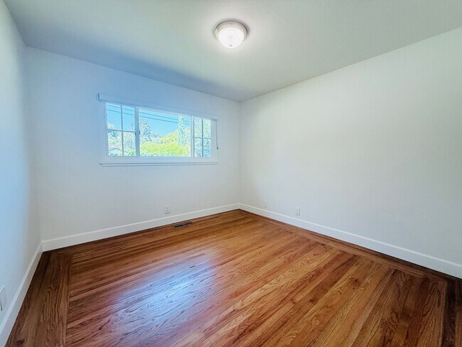 Building Photo - Corner lot 4-bedroom, 3-bathroom, 2,100 sq. ft. ranch-style home.  Great Location!