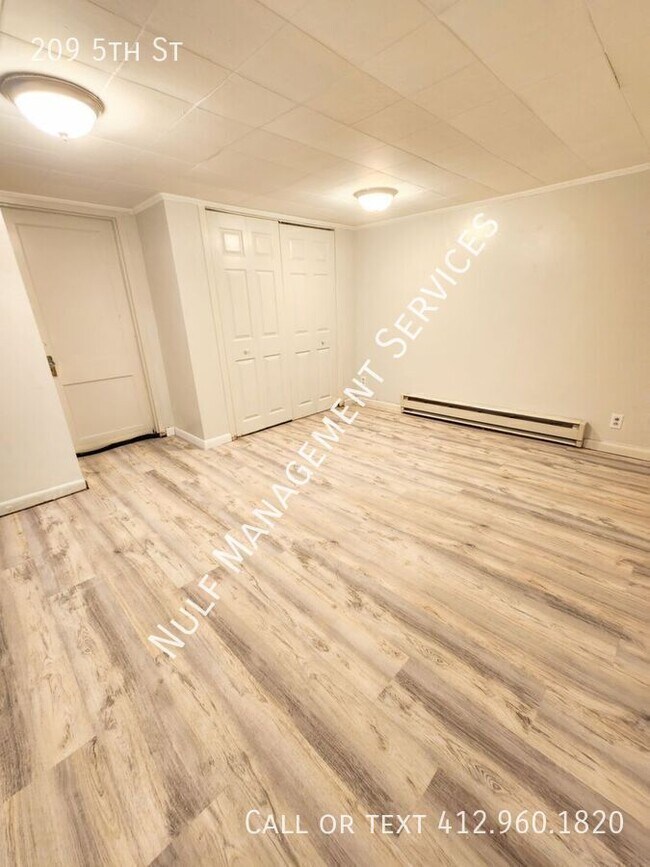 Building Photo - 209 5th St