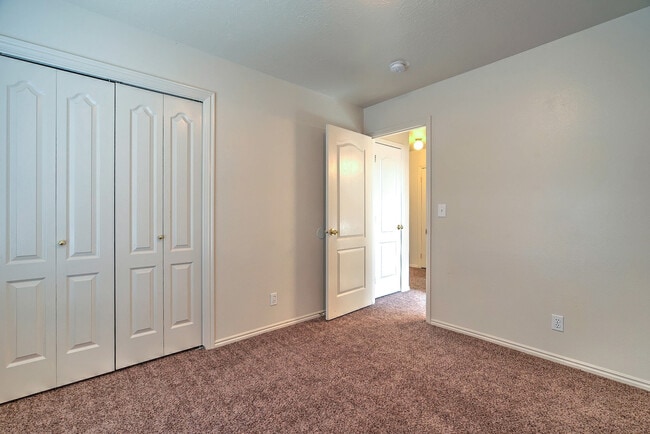 Building Photo - 3 Bedroom 2 bathroom home located near the...