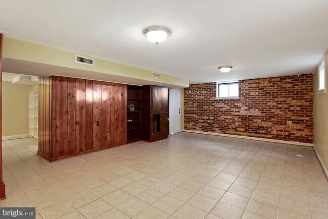 Building Photo - 6807 Dean Dr