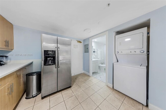 Building Photo - 2951 S Bayshore Dr