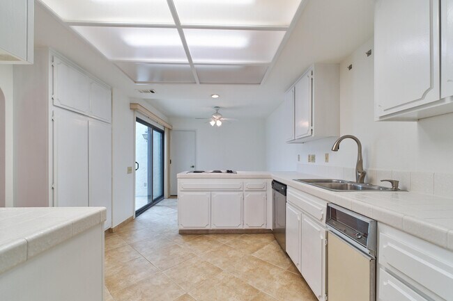 Building Photo - 616 Violeta Dr