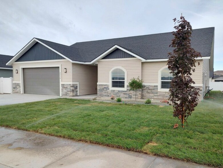 Primary Photo - 2430 Lotus Ave