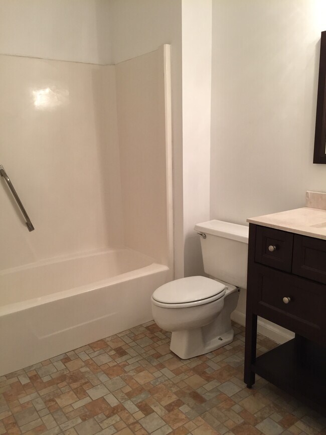 Building Photo - 727 6th Ave S