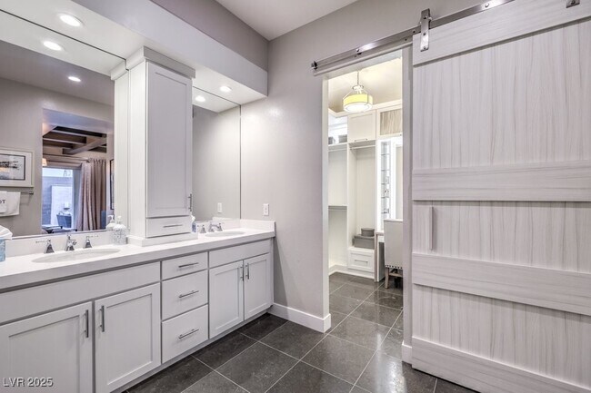 Building Photo - 2542 Strathmill Ave