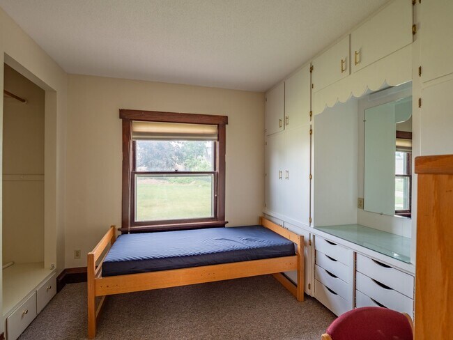 Building Photo - Welcome to ECoe House!