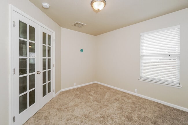 Building Photo - 930 Amber Knoll