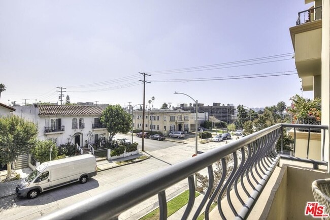 Building Photo - 601 Serrano Ave