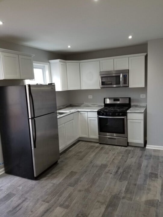 Building Photo - 561 W 18th St