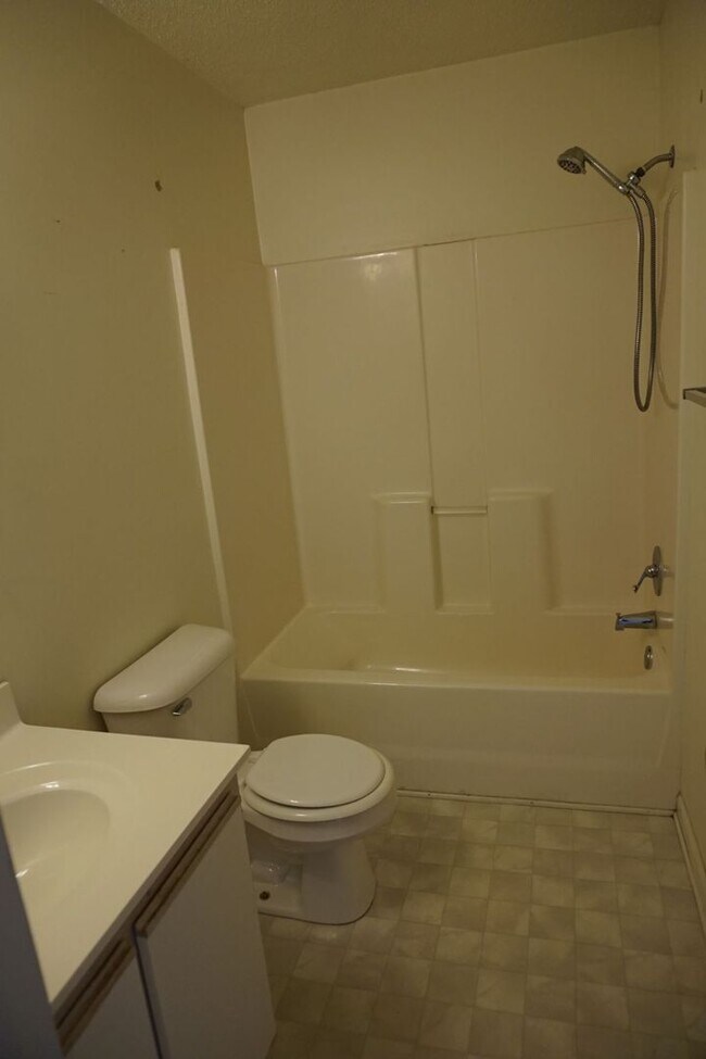 Building Photo - 2 Bedroom 2.5 Bathroom Townhome located in Marsh Oaks