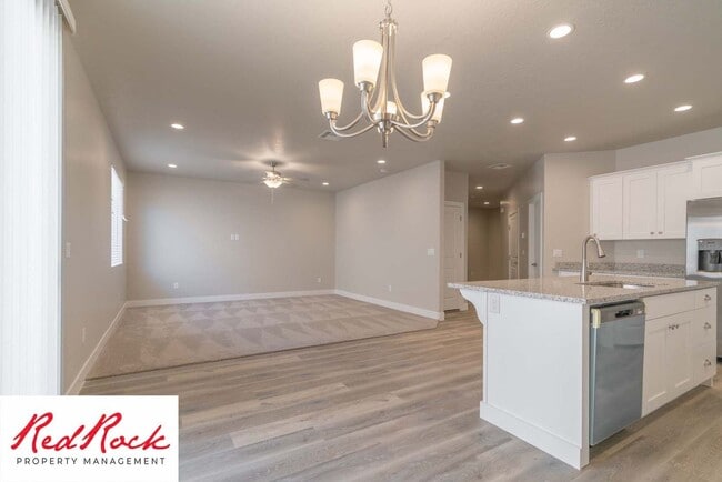 Building Photo - Modern 4-Bed Townhome in Hurricane Heights