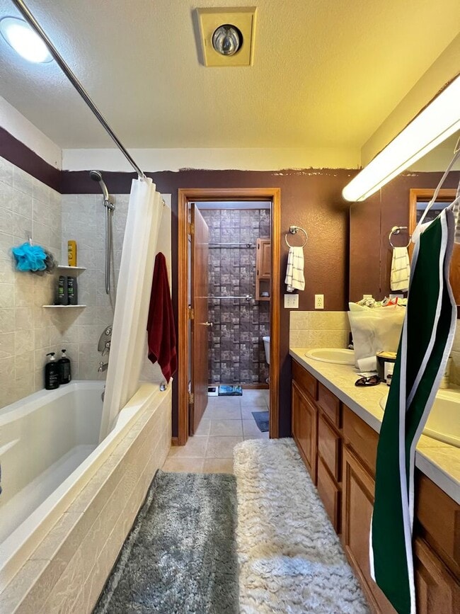 Building Photo - 4 Bed 3 Bath Townhouse in West Fort Collins!