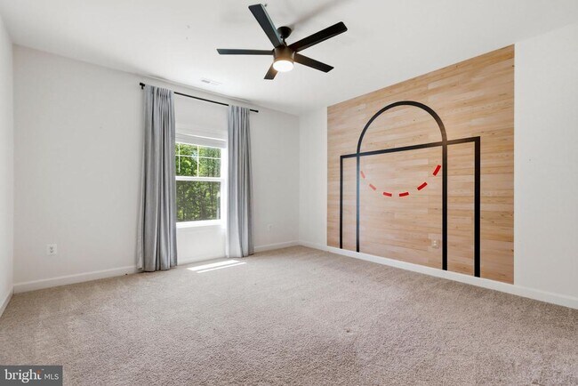 Building Photo - 301 Kingdom Dr