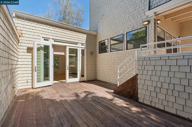 Building Photo - 660 La Casa Via