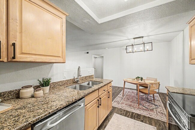 Building Photo - 2121 W Royal Palm Rd