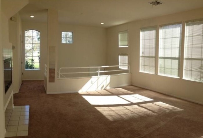 Building Photo - Lovely Dixon Landing Townhome!