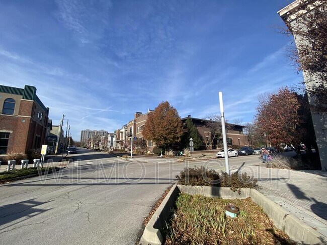 Building Photo - 611 N Park Ave