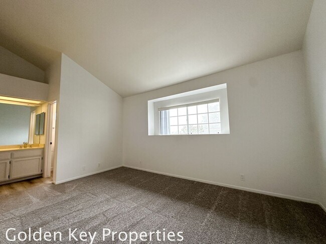 Building Photo - Remodeled Two-Bedroom Townhome in Encinitas Village!