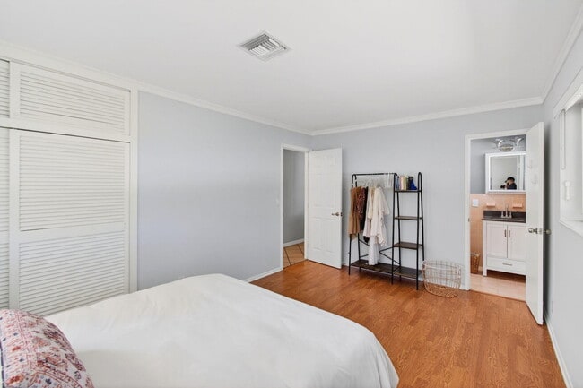 Building Photo - 301 SE 8th Ave