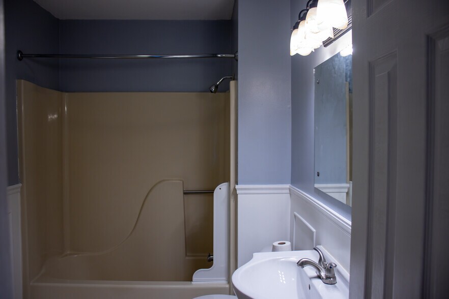 Building Photo - 938 Bradley Bell Dr