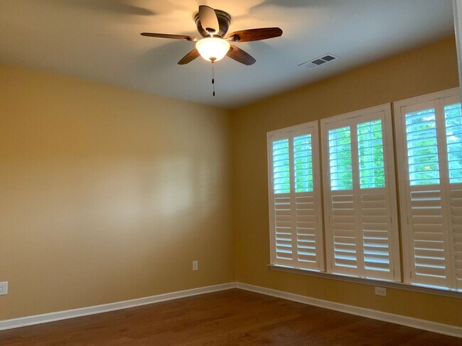 Building Photo - Move in ready in a wonderful Active 55+ Ad...