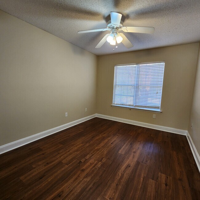 Building Photo - 3631 Club Dr