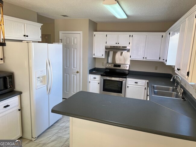 Building Photo - 102 Huntington Dr