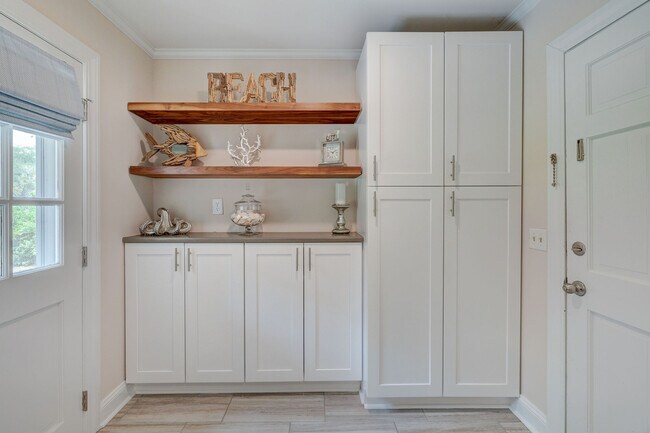 Building Photo - 617 Windemere Rd