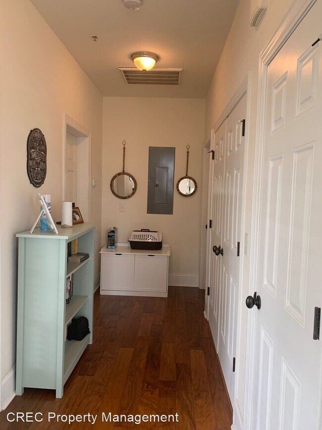 Building Photo - 101 S Commodore Way