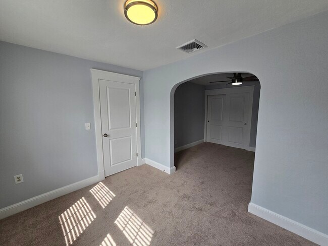 Building Photo - 288 Pleasant St