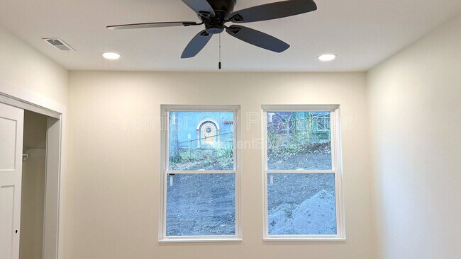 Building Photo - 240 Mcgregor Ave