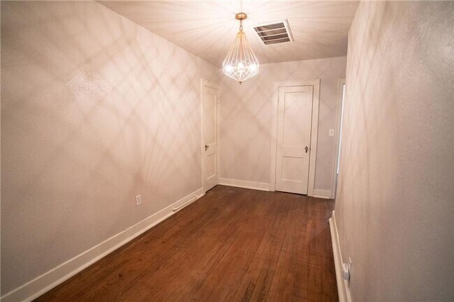 Building Photo - Home in Crestwood + Near Plaza + 3 bedrooms + 2 bathrooms