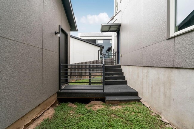 Building Photo - 6008 Florencia Ln