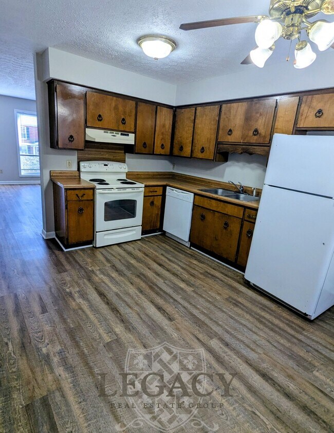 Building Photo - 1034 Brookview Dr