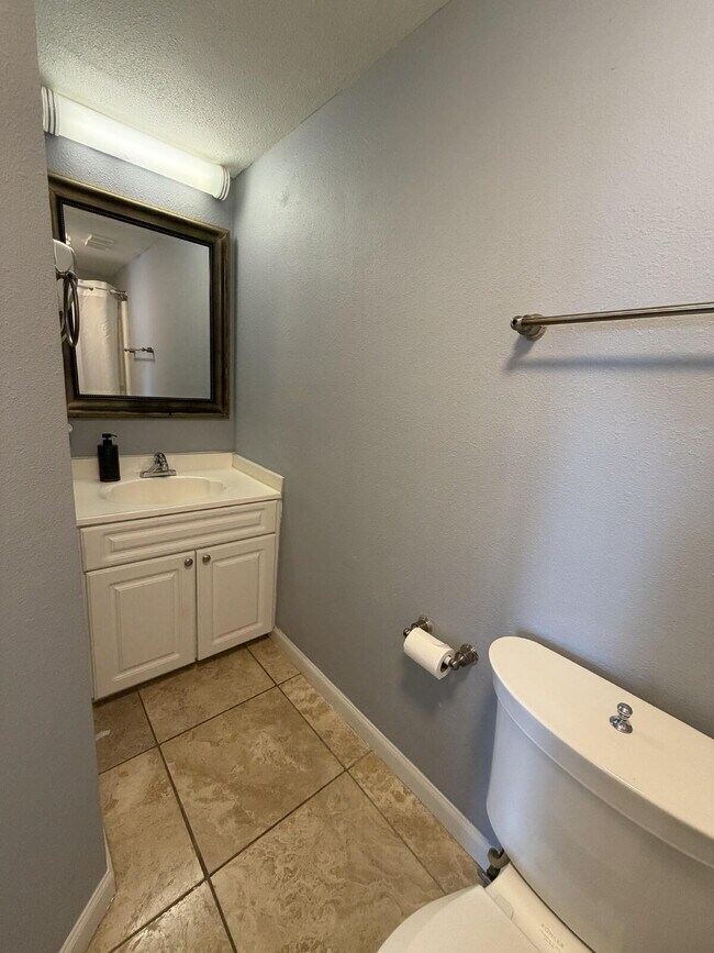 Building Photo - "Spacious 2-Bed, 2-Bath Condo Retreat in the Heart of Orlando!"