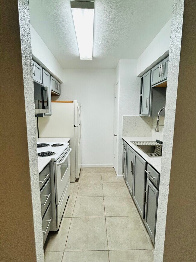 Building Photo - 5767 Belcrest St