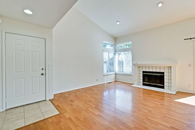 Building Photo - Hardwood Floors- A/C- Full Bedroom and Bath on First Floor: Fresh Paint