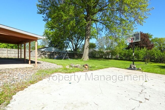 Building Photo - 7217 Maple Dr