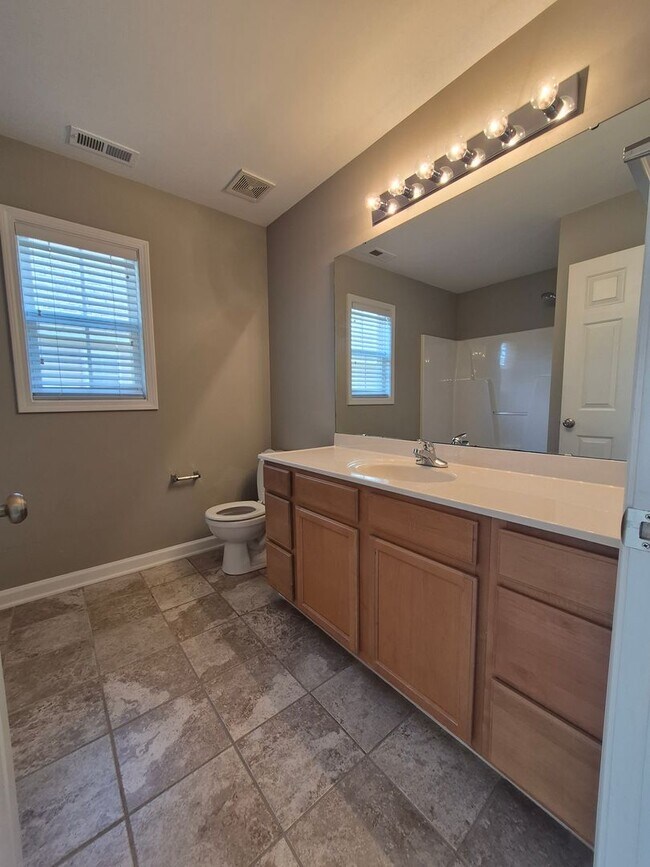 Building Photo - NEW LISTING!!!!!