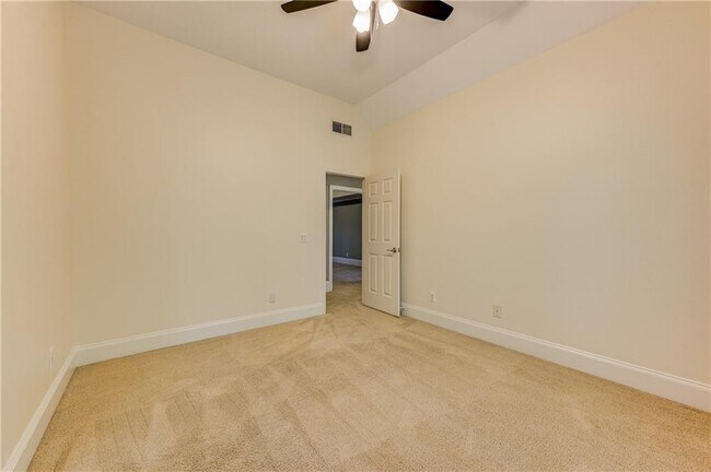 Building Photo - 2745 Lenox Rd NE