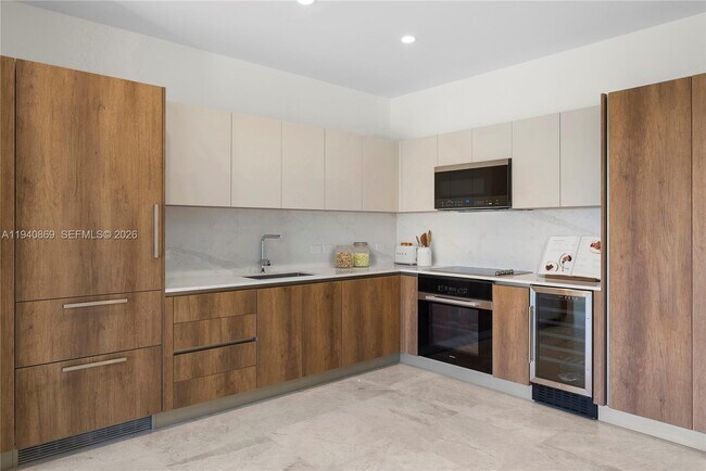 Building Photo - 701 Valencia Ave