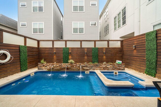 Building Photo - 1204 E 29th St