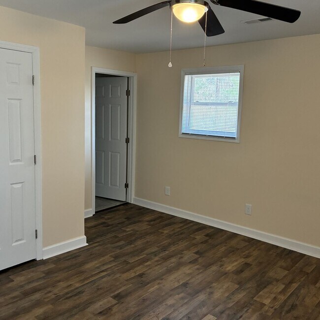 Building Photo - 4 Bedroom 3 Bath Home in Winnabow, NC