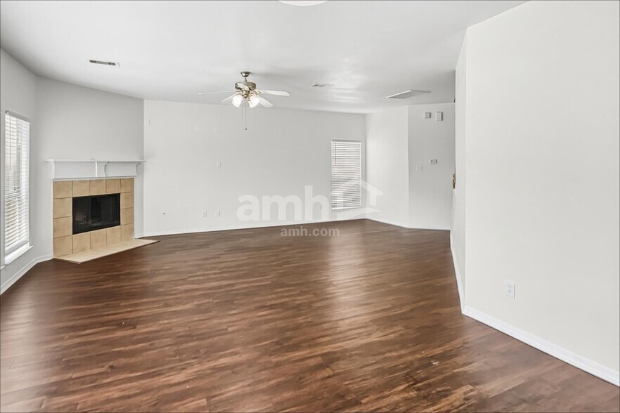 Building Photo - 2013 Briar Grove Dr