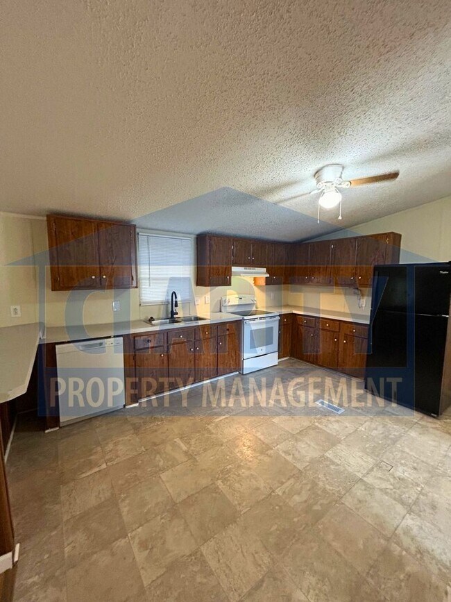 Building Photo - Spacious 4-Bedroom, 2-Bath Home!