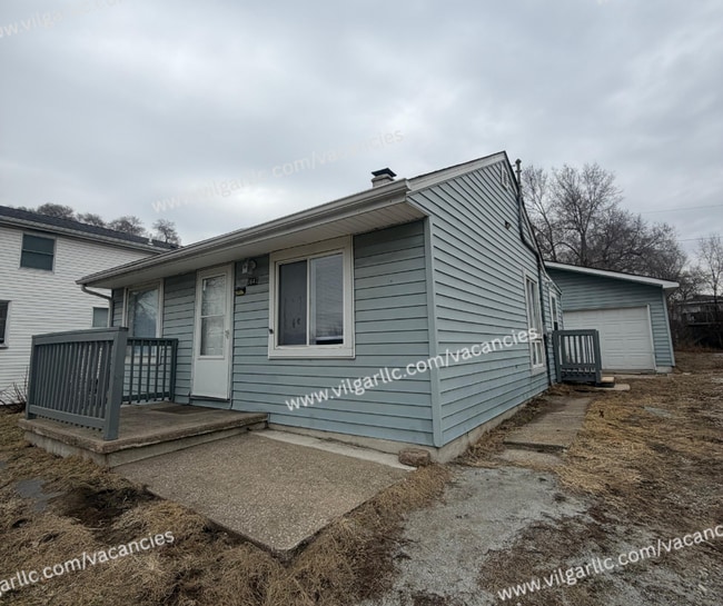 Building Photo - 2-Bedroom • 1-Bathroom Home