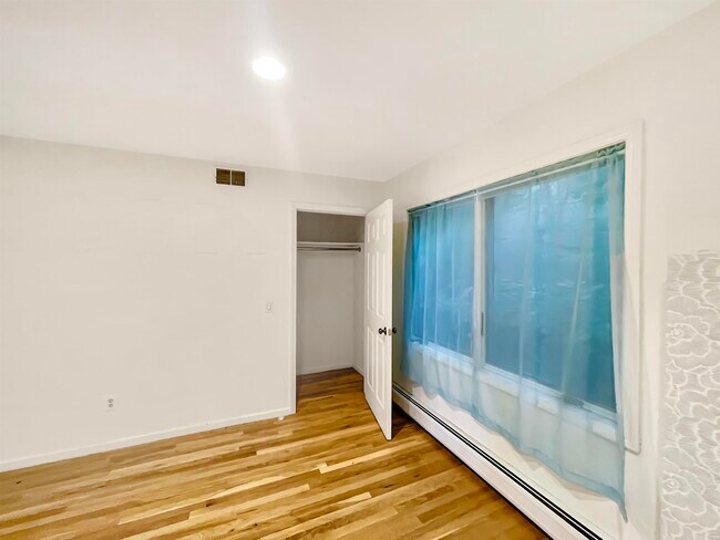 Building Photo - 8913 Riverside Pl