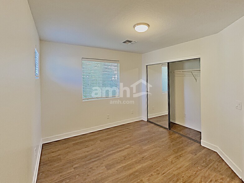 Building Photo - 10124 E Isleta Ave