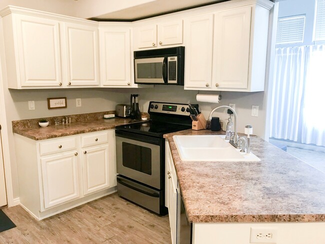 Building Photo - 3 bedroom, 2 bath townhome, end unit, grea...